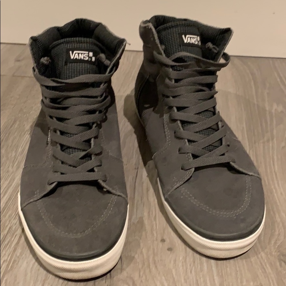 LAST CALL Men’s high top Vans